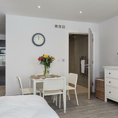 The Lion Gate Apartments Molesey Dış mekan fotoğraf