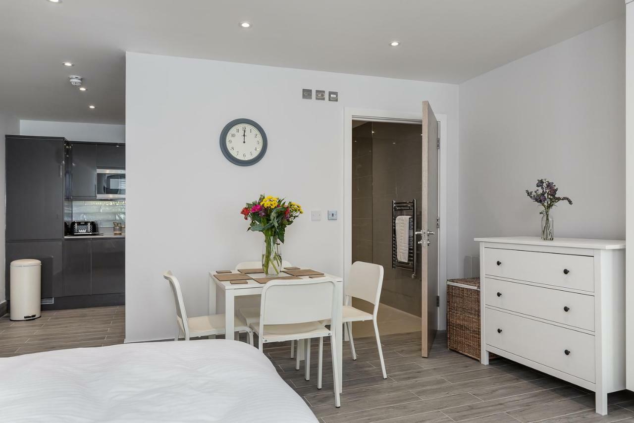 The Lion Gate Apartments Molesey Dış mekan fotoğraf